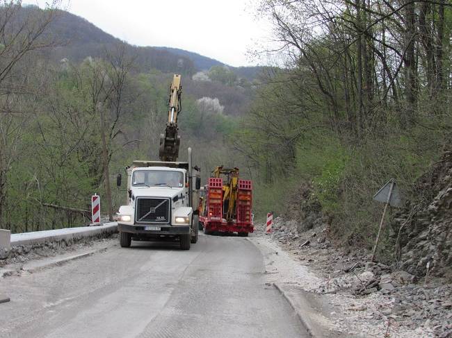 RADOVI NA PUTU