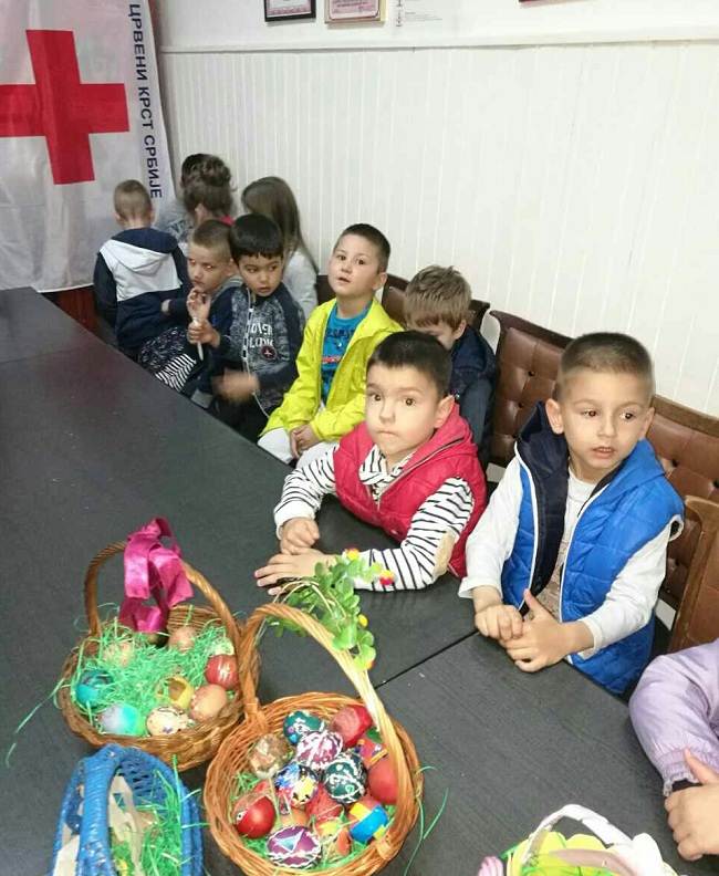 Mališani iz vrtića Majski cvet posetili Crveni krst 4 vaskrs majski cvet