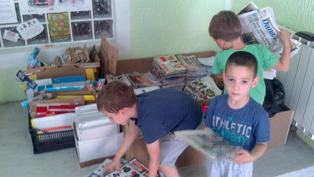 Deca iz Poletarca skupljaju stari papir 1 vrtić