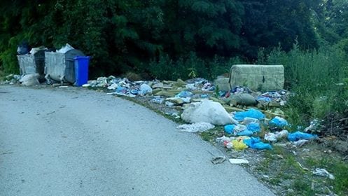 Smeće na groblju u Ljubiću 1 smece 1