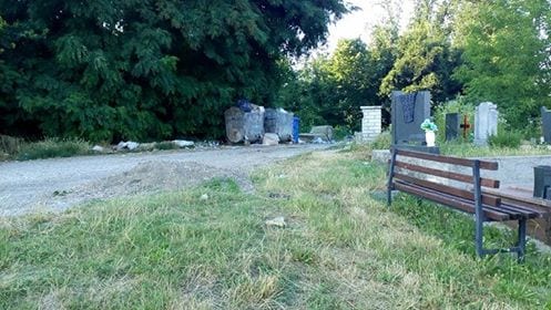 Smeće na groblju u Ljubiću 3 smece2 1