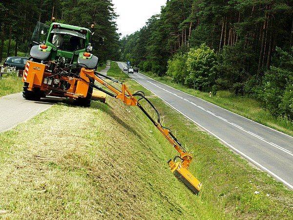 Građani Keja daju predloge 4 Otvoreno pismo Neformalnog udruženja građana Keja Данас су почели радови на кошењу растиња пар метара са једне и друге стране канала. Радове изводи ЈП “Градско зеленило“. Прошле године је спроведена слична акција, већег обима и са много више учесника. У тим радовима су учествовали и ЈКП “Комуналац“ и Цивилна заштита, а од волонтера је био присутан један човек. Он је члан СНС, али човек који чланство у партији није искористио у неку своју корист, а то је оно што је необично и због чега наглашавамо. Према информацијама људи који су били актери ове акције, иначе запосленима у јавним предузећима, новац је добила само служба Цивилне заштите, док Комуналац и Градско зеленило није добило новац, или су можда и били исплаћени, али запослени углавном нису видели ни једног јединог динара од тога. Добијали су само своје редовне плате, а то што су били ангажовани и викендима, није им исплаћено. У том трнутку када су радови трајали, у случају да су одбили да дођу викендом (што им по уговорима није радна обавеза) добили би отказ у фирми. Тако је испало да су ови људи, у принципу, радили волонтерски. Молимо новинаре, да у колико су у могућности истраже мало овај случај, јер су ово информације које би надлежни морали да им дају. Да се јасно види да ли је Град платио своја дуговања према фирмама, и ако јесте, зашто радници нису добили новац за додатно ангажовање! Након оваквих, као и информација од претходних дана, јасно нам је зашто град није уређен како би требало да буде. Питамо се зашто радници у овим фирмама немају адекватну опрему и алат? Зашто Град не може да издвоји средства, па да купи као што би бивши министар рекао, “оно што се качи на трактор“ па коси мање доступне површине. Овакав таруп, зависно од разних карактеристика истог, кошта код произвођача у Немачкој између 50 000 и 60 000 евра, стим што је за коришћење ове машине неопходан трактор доста бољи него што су ови којима располаже јавно предузеће. На огласима купујем продајем, пронашли смо исти и за 6.000 евра, домет му је 5 метара са стране. Господин који га продаје каже да је у време док је имао ко да му набаци посао, зарађивао и до 170 000, словима - сто седамдесет хиљада динара дневно. Ето одличне информације неком од локалних тајкуна да прошире своју делатност, или неком ко је близак власти и ко може да добије посао, да направи добар бизнис! Ми би смо бар у том случају имали уређеније јавне површине. Један овакав таруп поседује предузеће из Мрчајеваца. Ни у једном нашем допису не говоримо само о крају града у коме живимо, иста је прича и у другим деловима града, и молимо суграђане да се више активирају и да се више баве функционисањем надлежних. Нека изнесу и похвале, али и критике, мислимо да је то за добро свих нас. Далеко од тога да су ово највећи проблеми које имамо, као друштво у целини, али да свако крене из свог дворишта и да не чекамо на Европу и Свет да нам решавају проблеме.