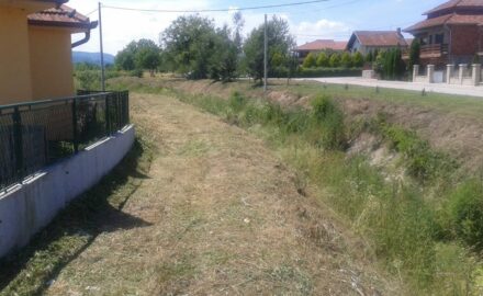 Otvoreno pismo Neformalnog udruženja građana Keja Данас су почели радови на кошењу растиња пар метара са једне и друге стране канала. Радове изводи ЈП “Градско зеленило“. Прошле године је спроведена слична акција, већег обима и са много више учесника. У тим радовима су учествовали и ЈКП “Комуналац“ и Цивилна заштита, а од волонтера је био присутан један човек. Он је члан СНС, али човек који чланство у партији није искористио у неку своју корист, а то је оно што је необично и због чега наглашавамо. Према информацијама људи који су били актери ове акције, иначе запосленима у јавним предузећима, новац је добила само служба Цивилне заштите, док Комуналац и Градско зеленило није добило новац, или су можда и били исплаћени, али запослени углавном нису видели ни једног јединог динара од тога. Добијали су само своје редовне плате, а то што су били ангажовани и викендима, није им исплаћено. У том трнутку када су радови трајали, у случају да су одбили да дођу викендом (што им по уговорима није радна обавеза) добили би отказ у фирми. Тако је испало да су ови људи, у принципу, радили волонтерски. Молимо новинаре, да у колико су у могућности истраже мало овај случај, јер су ово информације које би надлежни морали да им дају. Да се јасно види да ли је Град платио своја дуговања према фирмама, и ако јесте, зашто радници нису добили новац за додатно ангажовање! Након оваквих, као и информација од претходних дана, јасно нам је зашто град није уређен како би требало да буде. Питамо се зашто радници у овим фирмама немају адекватну опрему и алат? Зашто Град не може да издвоји средства, па да купи као што би бивши министар рекао, “оно што се качи на трактор“ па коси мање доступне површине. Овакав таруп, зависно од разних карактеристика истог, кошта код произвођача у Немачкој између 50 000 и 60 000 евра, стим што је за коришћење ове машине неопходан трактор доста бољи него што су ови којима располаже јавно предузеће. На огласима купујем продајем, пронашли смо исти и за 6.000 евра, домет му је 5 метара са стране. Господин који га продаје каже да је у време док је имао ко да му набаци посао, зарађивао и до 170 000, словима - сто седамдесет хиљада динара дневно. Ето одличне информације неком од локалних тајкуна да прошире своју делатност, или неком ко је близак власти и ко може да добије посао, да направи добар бизнис! Ми би смо бар у том случају имали уређеније јавне површине. Један овакав таруп поседује предузеће из Мрчајеваца. Ни у једном нашем допису не говоримо само о крају града у коме живимо, иста је прича и у другим деловима града, и молимо суграђане да се више активирају и да се више баве функционисањем надлежних. Нека изнесу и похвале, али и критике, мислимо да је то за добро свих нас. Далеко од тога да су ово највећи проблеми које имамо, као друштво у целини, али да свако крене из свог дворишта и да не чекамо на Европу и Свет да нам решавају проблеме.
