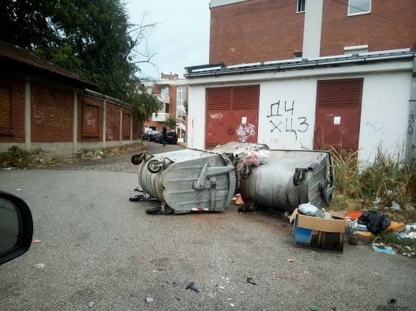 Vandali prevrnuli kontejnere 1 kontejneri