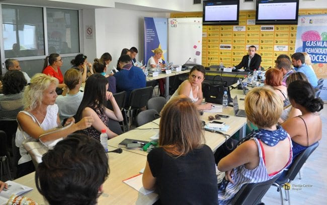 Evo zašto mladi BEŽE IZ SRBIJE 3 koms