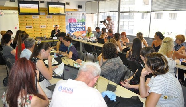 Evo zašto mladi BEŽE IZ SRBIJE 1 koms2