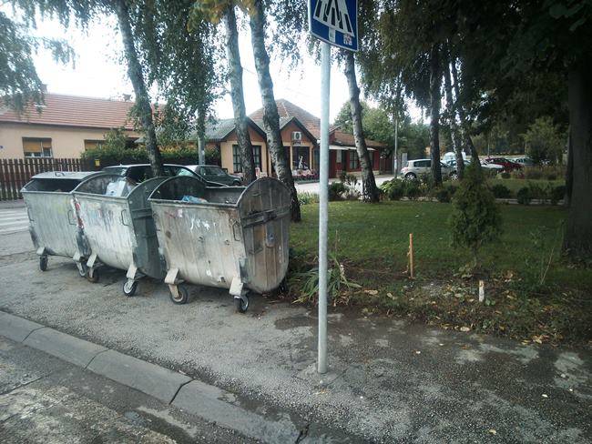 Komunalac o smeću ispred vrtića Biseri 3 Komunalac,kontrejneri