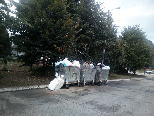 Komunalac o smeću ispred vrtića Biseri 1 Komunalac,kontrejneri