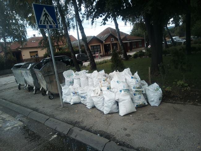 Komunalac o smeću ispred vrtića Biseri 2 Komunalac,kontrejneri