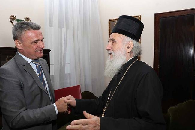 Patrijarh u Vidovi pravi crkvu brvnaru 1 Patrijarh Irinej 1