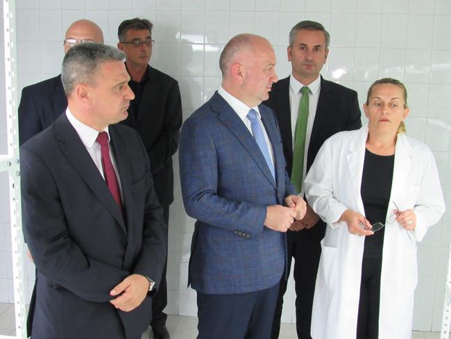 Ministar Popović posetio NTP, Institut i Uniplast 2 institut1