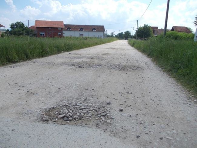 Ljubić: Peticija za asfalt i čišćenje kanala 1 ljubic_polje