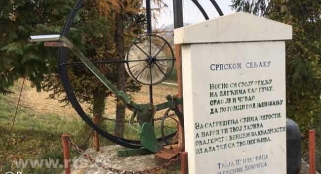 Pridvorica, spomenik seljaku, sarkofag i još ponešto 1 pridvorica
