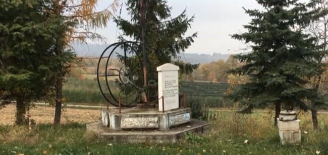 Pridvorica, spomenik seljaku, sarkofag i još ponešto 2 pridvorica1