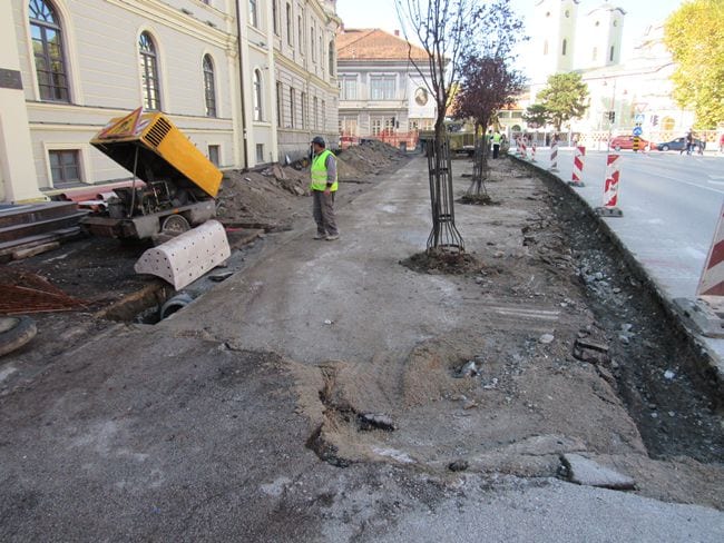 Uređenje pločnika ispred zgrade opštine i Ekonomske škole 2 Čačak