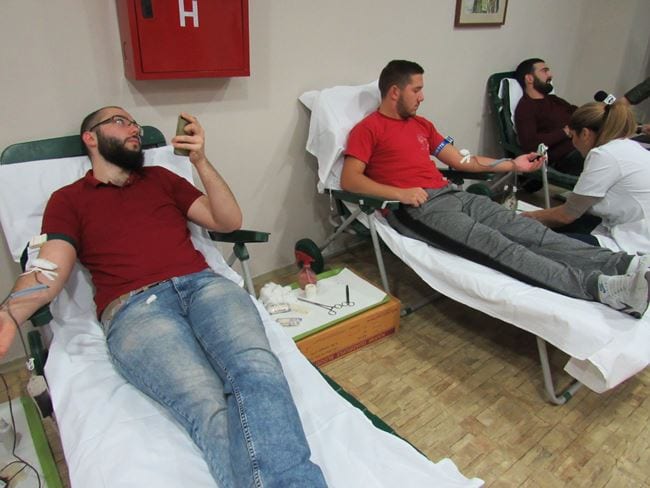 Studenti davali krv 3 KRV1
