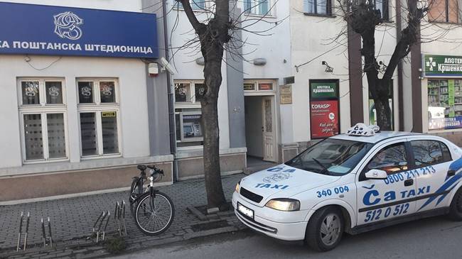 Novi primeri nesavesnog parkiranja, gde je policija? 2 taksi