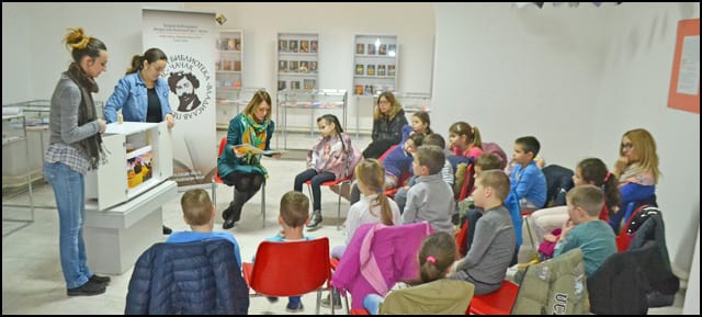 Deca iz vrtića u poseti Biblioteci 2 vrtić-1