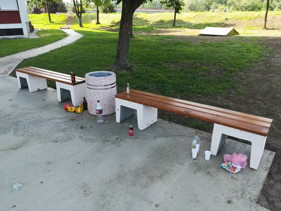 Na NOVOM dečjem igralištu alkohol i flaše (FOTO) 2 ALKOHOL