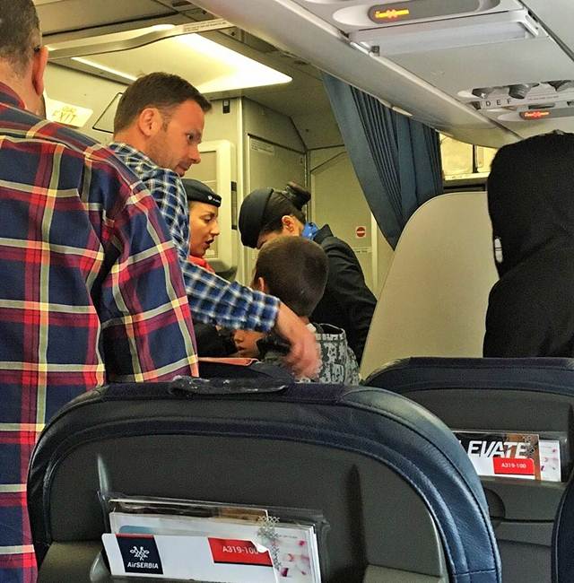 Sinisa Mali sa porodicom u avionu Air Serbia foto KRIK