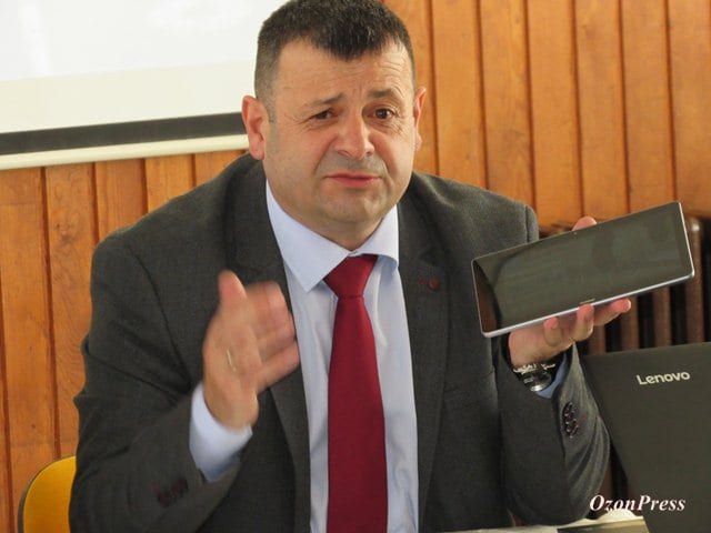 Elektronski dnevnik zamenio papirnati (FOTO) 2 Lazo Cikiriz