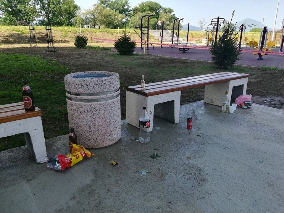 Na NOVOM dečjem igralištu alkohol i flaše (FOTO) 1 smece