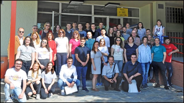 Učenici Tehničke škole bili u Grčkoj 2 Tehnička-Litohoro-Ispred-skole