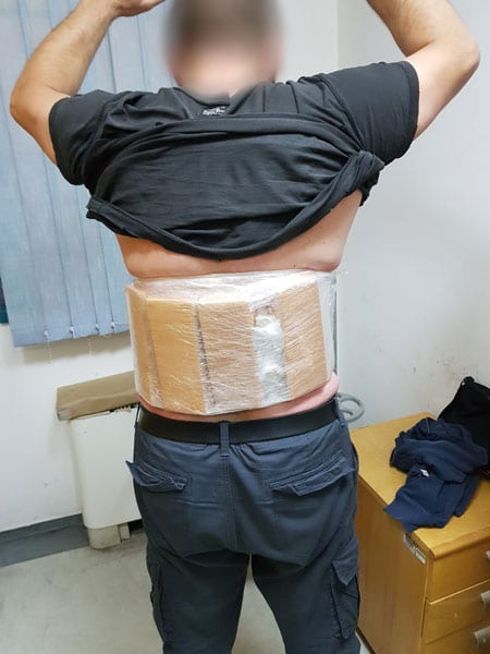 Na granici uhapšen Čačanin, opasao se heroinom (FOTO) 1 droga