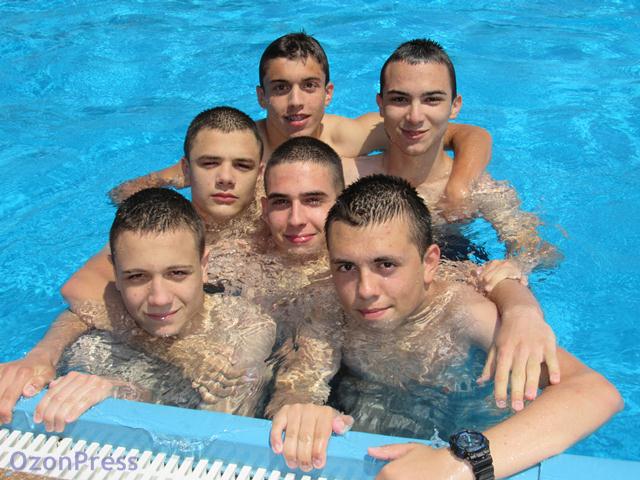 300 učenika Gimnazije na bazenu (FOTO) 3 bazen