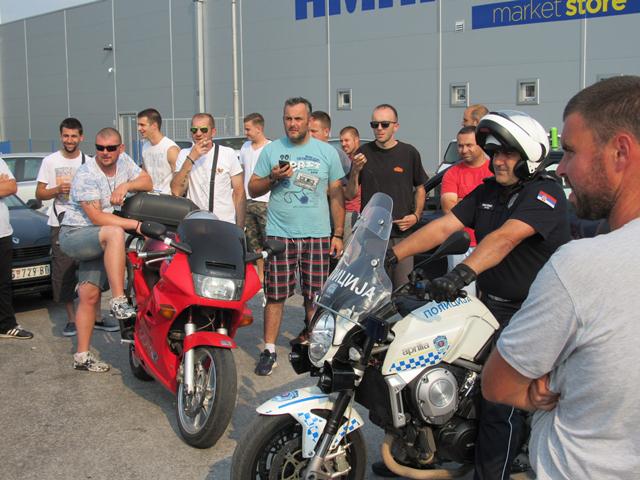 Policija hapsi učesnike blokade u Preljini (FOTO, VIDEO) 1 blokada1 3
