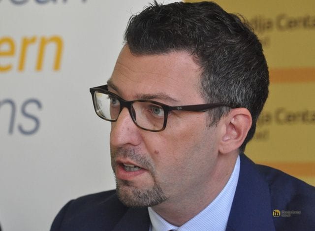 Neotvaranje poglavlja politička odluka EU zbog manjka napretka u reformama 2 poglavljeeu 02