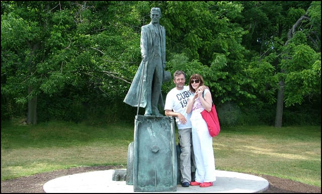 Spomenik-Nikoli-Tesli-na-Nijagari--sa-Kanadske-strane---Marina-sa-suprugom