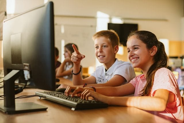 Mali pokretači iz Guče i Gruže pobednici konkursa Telekoma Srbija 1 fotografija