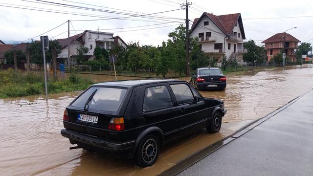 Izlile se rečice, opet problemi sa kanalizacijom i kanalima (FOTO, VIDEO) 4 izlivanje4