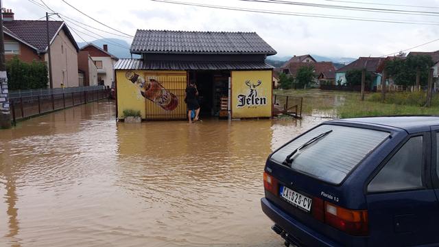 Izlile se rečice, opet problemi sa kanalizacijom i kanalima (FOTO, VIDEO) 1 izlivanje5