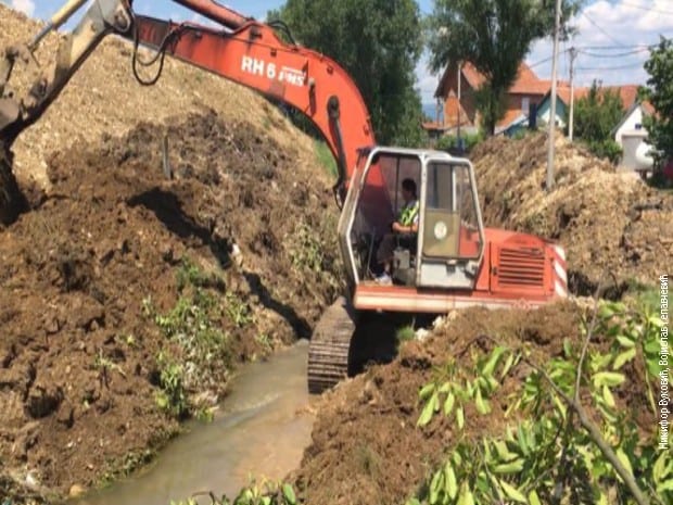 Meštani podigli odbrambeni bedem na Ateničkoj reci 1 nasip3