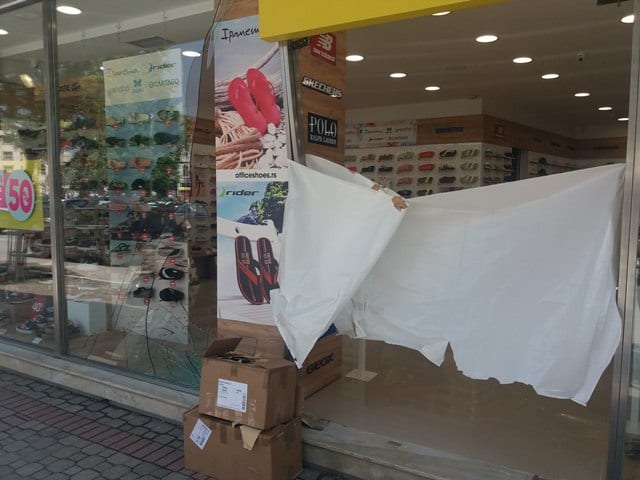 Nezgoda u centru grada, oštećeni izlozi (FOTO) 3 nesreca1