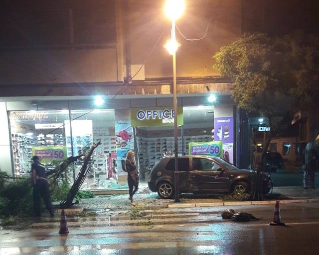 Nezgoda u centru grada, oštećeni izlozi (FOTO) 1 nesreca3
