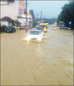 Pola grada poplavljeno, a gradskih funkcionera nigde nema 6 poplava-2