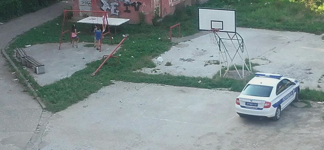 Parkiranje na dečjem igralištu 1 policija