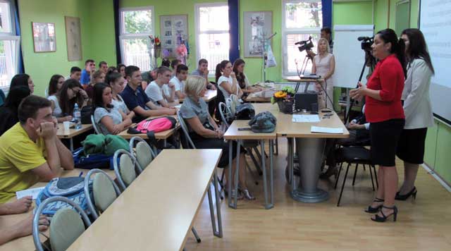 Čačanski srednjoškolci osmišljavaju biznis planove 7 ekonomska6