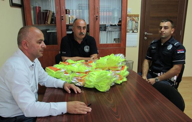 Prvačići dobili svetloodbojne prsluke 1 prsluci