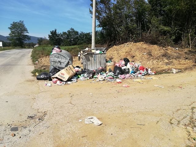 Smeće zatrpalo autobusko stajalište (FOTO) 1 smece