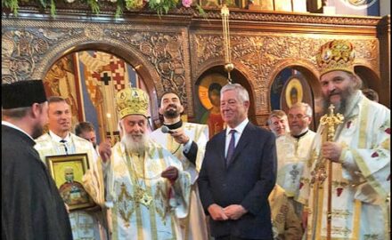 Nj.K.V.-Prestolonaslednik-Aleksandar-i-Njegova-svetost-Patrijarh-Irinej-u-crkvi-Lazarica
