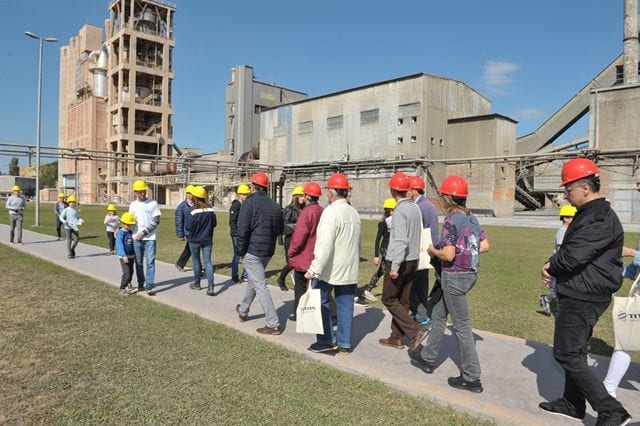 Uspešna kompanija u lokalnu sredinu uložila 17 miliona evra! 1 Obilazak fabrike TITAN Cementara Kosjeric2