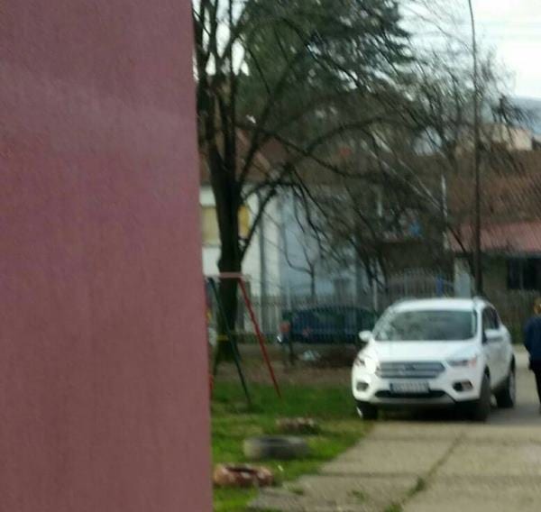 Direktor Doma učenika kačio seksi fotke devojaka 7 lekic 1