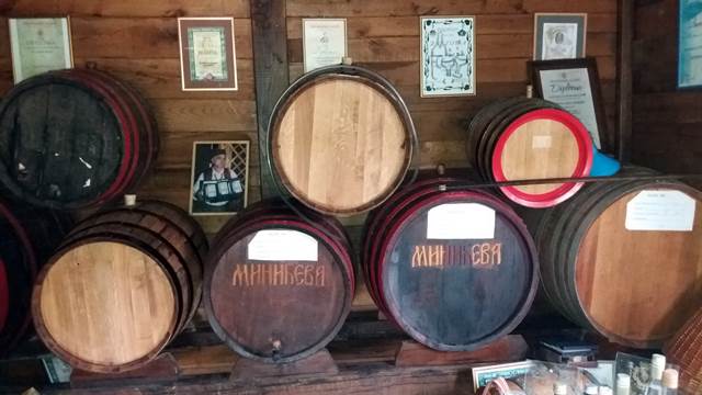 Rakija oskoruša iz Trepče-srpska vijagra 2 minic3