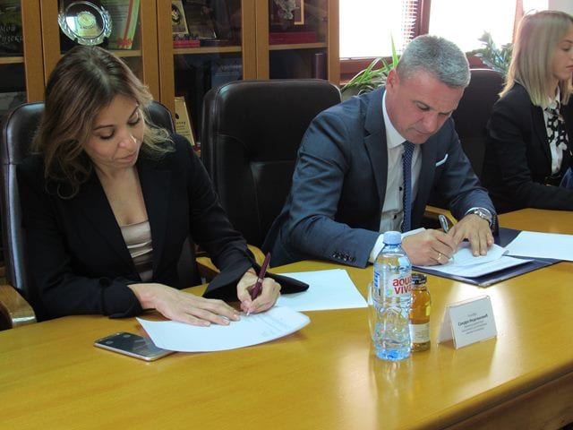 Potpisan ugovor za rekonstrukciju OŠ Ratko Mitrović 1 ugovor1