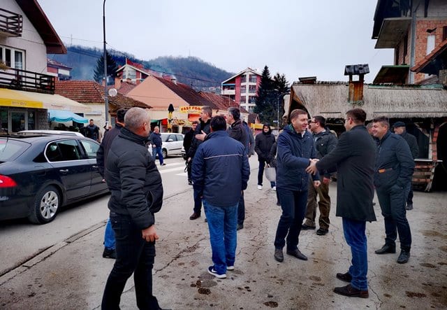 Na malinarima zarađuju pa od njihovog novca kupuju SNS pakete 2 savez1