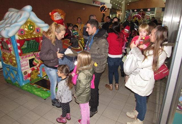 Humani Čačani obezbedili 70 paketića za decu (FOTO) 7 paketici